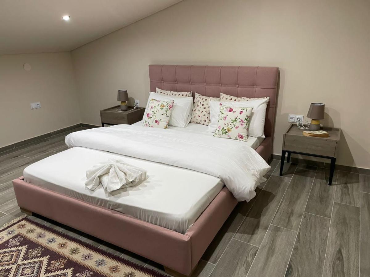 Aretoysa Center Luxury Suites 2 Néa Péramos Extérieur photo